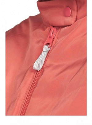 1r Куртка, коралловая AJC Спортивный образ и укороченная форма! Теплая модель привлекательной укороченной формы с легким блеском. Маленький воротник-стойка на кнопке, молния с контрастной тесьмой и ко
