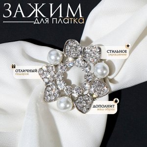 QF Зажим для платка «Бантики с бусинами», цвет белый в серебре