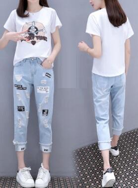 Комплект из 2 частей: футболка с аппликацией + укороченные рваные джинсы с отворотами