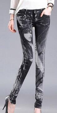 Узкие джинсы с принтом декорированы стразами
