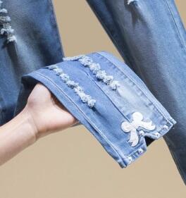 Рваные джинсы стрейч декорированные вышивкой