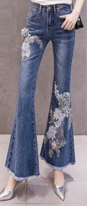 Расклешенные джинсы с объемной цветочной аппликацией