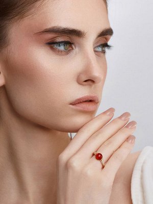 Яркое позолоченное кольцо с алым янтарём и фианитами «Ренессанс»