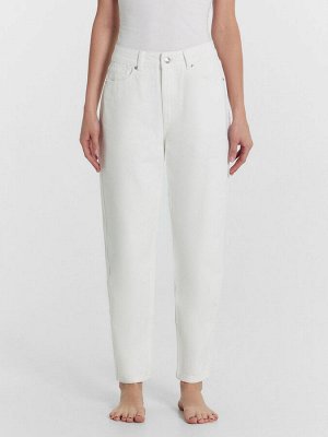 Брюки женские джинсовые mom fit в белом цвете