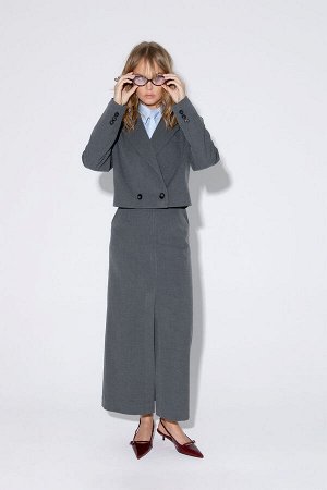 Костюм Костюм Pirs 5358 графит 
Состав: Костюм: Вискоза-68%; ПЭ-30%; Эластан-2%; Подкладка: Вискоза-55%; ПЭ-45%;
Сезон: Осень-Зима
Рост: 164

Костюм-двойка из укороченного оверсайз жакета с расширенн