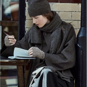 Короткое трикотажное пальто с асимметричным шарфом, серый | 2756/100