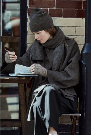 Короткое трикотажное пальто с асимметричным шарфом, серый | 2756/100