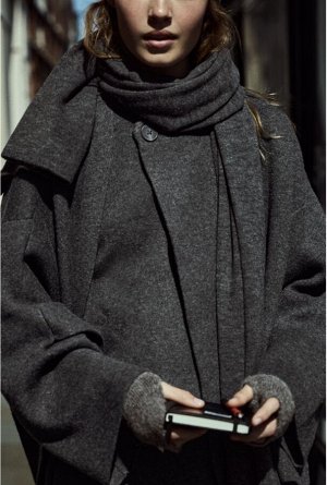 Короткое трикотажное пальто с асимметричным шарфом, серый | 2756/100