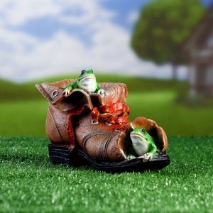 Фигурное кашпо "Ботинок с лягушками" 15х26см