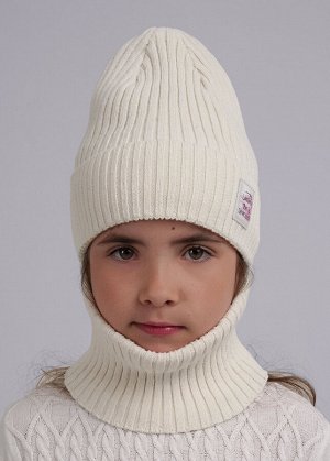 Шапка. Цвет: молочный