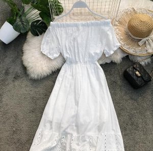 Платье с открытыми плечами белое