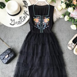 Платье чёрное с вышивкой