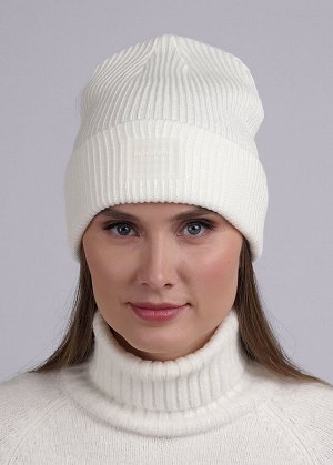 Шапка. Цвет: молочный