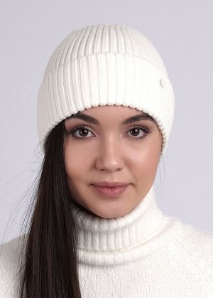 Шапка. Цвет: молочный