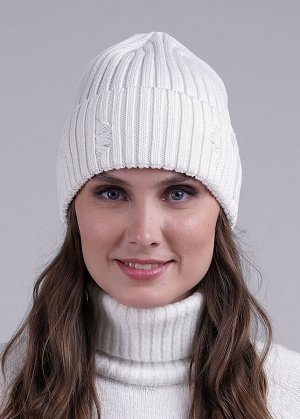 Шапка. Цвет: молочный