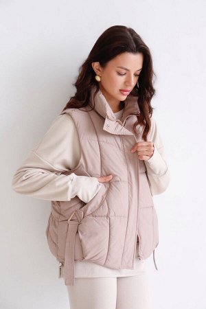 8460 Жилет + ДЛИНА:&nbsp;60&nbsp;(+-3) см.

+ СОСТАВ:&nbsp;ПЭ 100%; подклад: ПЭ 100%; утеплитель: синтепон 150 г/м

+ ПАРАМЕТРЫ МОДЕЛИ:&nbsp;81/62/88, рост модели 172 см.&nbsp;

+ ОБРАЗЕЦ НА МОДЕЛИ:&n