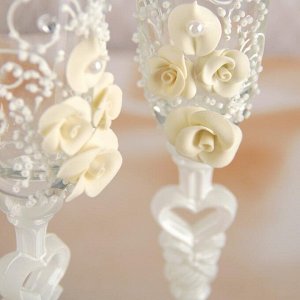 Набор свадебных бокалов "Розы", с лепниной и бисером, белый
