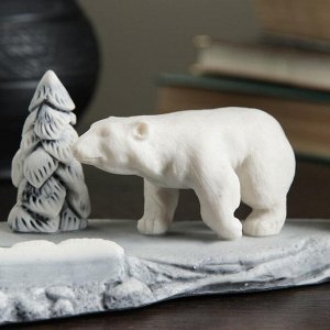 Сувенир "Белый медведь на фоне буровой" 14,5см