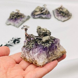 Фигурка Старатель на друзе Аметиста с Пиритом