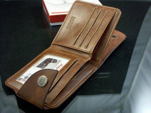 бумажник Кожаный кошелек для мужчины. Длина 11,5 см, ширина 8,5 см, толщина 1,5 см. Подробно качество можно посмотреть на доп.фото.