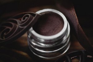 Шоколадная Рассыпчатые тени для век Sigil inspired Tammy Tanuka, тон "Шоколадная", локация Обитатели Ржавых Пустошей. Техническая информация: Цвет: Мягкий коричневый с красновато-фиолетовым подтоном. 