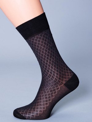Носки Премиальные мужские носки из мерсеризованного хлопка с просветным узором "сетка" в сочетании с тканым узором "горошек". Пятка и мысок модели усилены, резинка не сползает и не передавливает ногу.