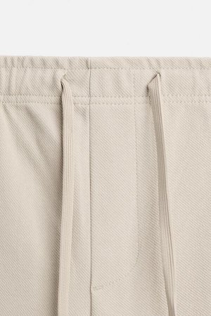 Брюки ЦВЕТ как на первом фото КОМФОРТНЫЕ БРЮКИ ДЛЯ СПОРТА (HOSE MIT JOGGER-BUND COMFORT) Брюки из хлопковой смеси. Эластичный пояс с завязкой. Передние карманы. Задние прорезные карманы. СОСТАВ МАТЕРИ