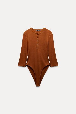 Топ Цвет как на первом фото ТРИКОТАЖНОЕ БОДИ В РЕБРИКУ (RIPPENSTRICKBODY) Боди из смесовой хлопчатобумажной ткани. С круглым вырезом и рукавами длиной 3/4. Планка на пуговицах спереди. Застежка на кно