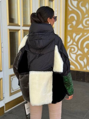 Пуховик Пуховик бомбер с капюшоном, отделка из натурального меха пони и овчины, длина 70 см
Утеплен пухом
Размер оверсайз до 56