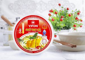 Рисовая лапша в чашке фо с курицей ящик.