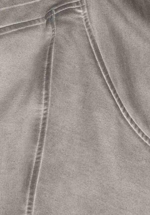1r Куртка, серая APART Рокерская куртка со звездным потенциалом. Асимметричная застежка на молнии под антик. Простежка. Рукава с разрезами на молнии. Светлые строчки и эффект потертости. Прочный матер