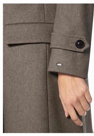 1r Пальто, коричневое TOMMY HILFIGER Модное короткое пальто Tate от Tommy Hilfiger в стиле милитари двубортной формы с погонами. 2 изысканных кармана на груди и 2 кармана с клапанами. Отстегивающийся 