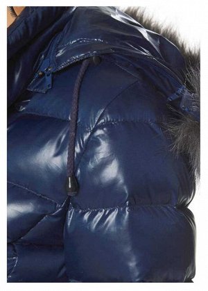 1r Куртка, синяя Laura Scott Стильно, легко и тепло! Благородный пуховик с простежкой и искусственным мехом на капюшоне. который можно отстегнуть. Экстравагантный блестящий материал с теплым пухом. Вы