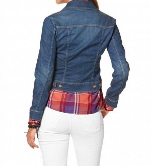 1r Джинсовая куртка, синяя Wrangler Модная классика от Wrangler с первоклассными деталями. Эластичная джинсовая ткань с потертостями и подчеркивающий фигуру крой. Застежка на пуговицах, накладные карм