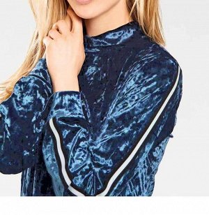 1r Блузка, синяя Heine - Best Connections Благородная бархатная блузка с эффектом шанжат. Воротник-стойка и боковые контрастные полоски на длинных рукава. Манжеты. Обрамляющий фигуру силуэт. Длина ок.
