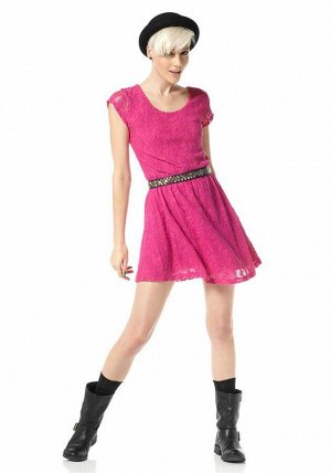 1r Платье, ярко-розовое Material Girl Кружевное волшебство от MATERIAL GIRL, созданное при участии Мадонны и ее дочери Лолы. Дикий образ черного цвета с культовым шармом. Полностью из кружева! Эластич