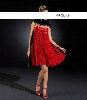 1r Платье, красное APART Вечерний шик с благородным характером. Огненный красный цвет плиссерованного платья из эффектных материалов. Полочка из плиссерованного переливающегося сатина. Вшитые чашечки 