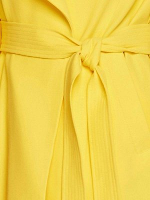 1r Пальто, желтое Ashley Brooke Короткое пальто обрамляющей фигуру формы с большим воротником, шлевками и поясом. Боковые окантованные карманы. Рукава с отворотами и хлястиками на пуговицах. Длина ок.