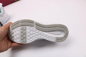 Кроссовки Белые кроссовки в тренде. Спортивный стиль - сочетают со всем, будь это городской casual или романтический образ. Удобно, комфортно и легко.