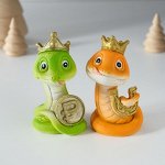 Сувенир полистоун &quot;Змейка в короне с подковой/монеткой&quot; МИКС 5х4х8,5 см