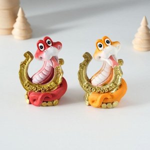Фигурка полистоун «Змейка с подковой», 5.5x4x8 см, МИКС
