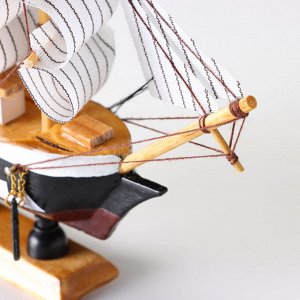 Сувенирная модель корабля «Фараон», борты чёрные, каюты, 3 мачты, белые паруса в полоску