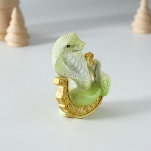 Фигурка полистоун «Зелёная кобра на подкове», 5x3.5x7.5 см