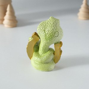 Фигурка полистоун «Зелёная кобра на подкове», 5x3.5x7.5 см