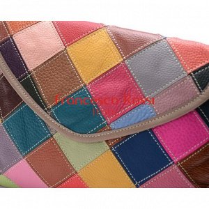 Aintza Оригинальная женская сумочка из разноцветных кожаных квадратов с клапаном. Аксессуар подчеркнет независимый характер свободолюбивой современной леди и подойдет под любой наряд. Сумка имеет длин