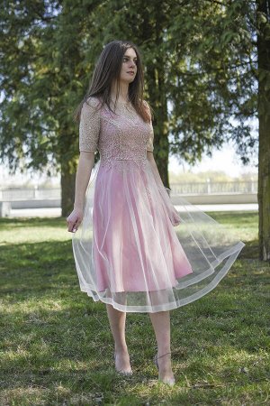 Платье Платье JeRusi 1983 нежно-розовый 
Состав ткани: ПЭ-100%; 
Рост: 164 см.

Воздушная и невесомая, наша модель порадует вас своей утонченностью, а комбинация легкой сетки и невесомого кружева соз