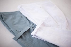 Комплект Комплект TEZA 167 №2 
Состав ткани:Блуза: Вискоза-20%; ПЭ-80%; Брюки: Хлопок-96%; Эластан-4%; 
Рост: 164 см.

Комплект женский двухпредметный состоит из блузки и джинсовых брюк. Блузка из мя
