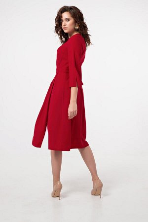 Платье приталенное с разрезом по ноге темно-красное