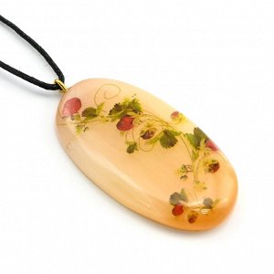 Кулон на шнурке из селенита Земляничка овал 28*50мм