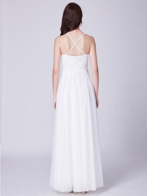Белое шифоновое вечернее длинное платье декорировано кружевом.